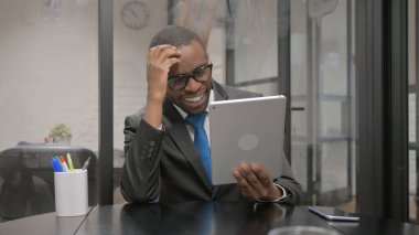 Afrikalı İşadamı Tablette Başarı Kutlaması