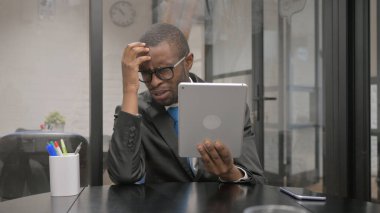 Afrikalı İşadamı Tabletteki Kayıptan Şok Oldu