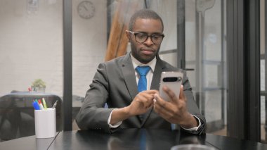 Afrikalı İşadamı Çalışma Alanında İnternet Taraması Yapıyor