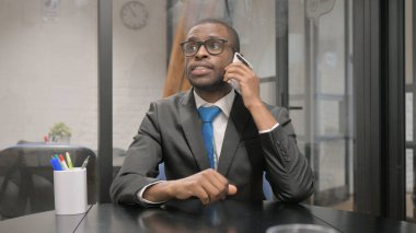 Afrikalı İşadamı Çalışma Alanında Telefonda Konuşuyor