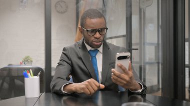 Afrikalı İşadamı Çalışma Alanında Tablet 'te Video Sohbeti Yapıyor