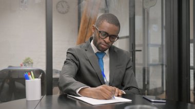 Afrikalı İşadamı Çalışma Alanında Mektup Yazıyor