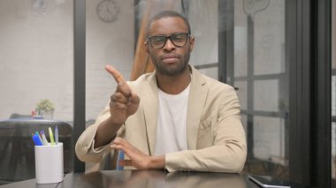 Olgun Yetişkin Afrikalı Erkek Portresi İnkâr Ediyor