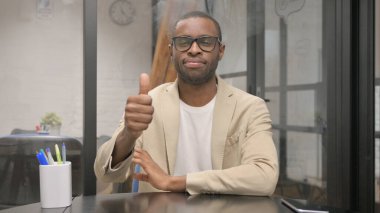 Başparmakları havada Afrikalı Adam Portresi