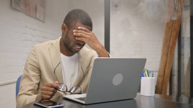 Migreni olan Afrikalı Adam İş Başında