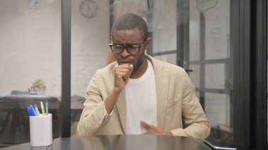 Kötü hisseden Afrikalı Öksürenin Portresi