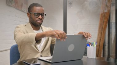 Orta yaşlı adam çalışma alanını terk ediyor, toplantıya geç kalıyor