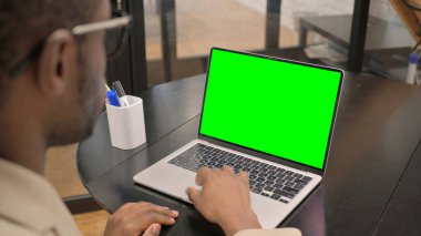 Yeşil Ekran ile Laptop 'ta çalışan Afrikalı Adam