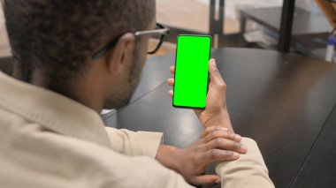 Yeşil Ekran ile Telefonda Çalışan Afrikalı Adam