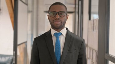 Kameraya Bakan Ciddi Afrikalı İş Adamının Portresi