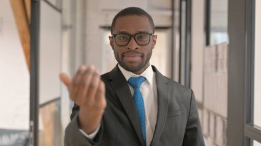 İnsanları davet eden kendinden emin Afrikalı iş adamının portresi