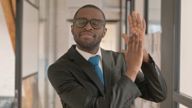 Ekibi Alkışlayan Afrikalı İşadamı Portresi