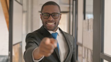 Kamerayı Gösteren Afrikalı İş Adamının Portresi