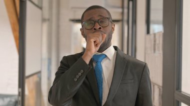 Öksüren Afrikalı İşadamının Kötü Hissettiği Portresi