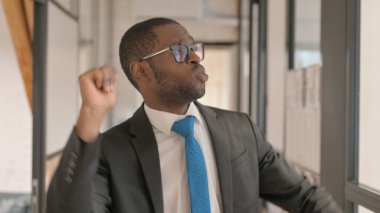 Ofiste Dans Eden Gülümseyen Afrikalı İş Adamının Portresi