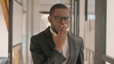 Esneyen Afrikalı İşadamının Portresi Dinlenmeye, İş Yüküne İhtiyaç Var