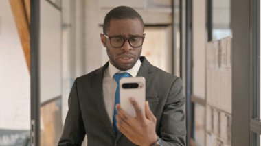 Afrikalı İş Adamının Telefonda Video Sohbeti Yaparken Portresi