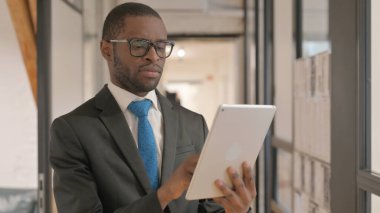 Dijital Tablet üzerinde çalışan Afrikalı İşadamının Portresi