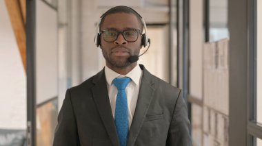 Çağrı Merkezi 'nde kulaklıklı Afrikalı Adam Portresi