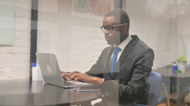 Çalışma Alanında Dizüstü bilgisayarda Yazan Afrikalı İşadamı