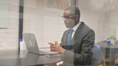 Afrikalı İş Adamı Laptop ile Video Sohbeti Yapıyor