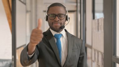 Çağrı Merkezi 'nde kulaklığı olan Afrikalı Adam Başparmağını kaldırdı