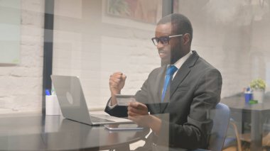 Afrikalı İşadamı Çalışma Alanında Çevrimiçi Alışverişin Tadını Çıkartıyor