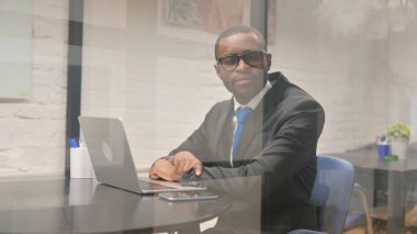 Afrikalı İşadamı Ofisteki Kameraya Ciddi Bakıyor