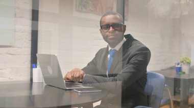 Heyecanlı Afrikalı İş Adamı Çalışma Alanındaki Kameraya Gülümsüyor