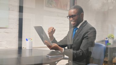 Afrikalı İşadamı Tablette Başarı Kutlaması