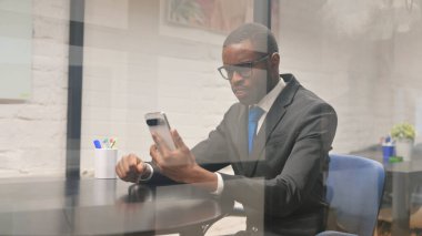 Afrikalı İşadamı Çalışma Alanında Tablet 'te Video Sohbeti Yapıyor