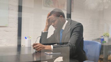 Gergin Afrikalı İşadamı Çalışma Alanında Sinirli ve Kararsız Hissediyor