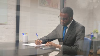 Afrikalı İşadamı Çalışma Alanında Mektup Yazıyor