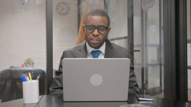 Afrikalı İş Adamı Laptop ile Video Sohbeti Yapıyor