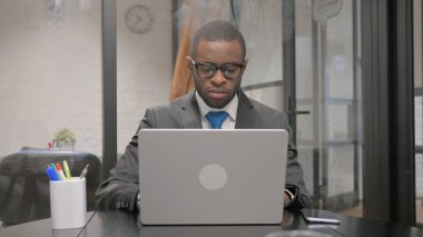 Çalışma Alanında Dizüstü bilgisayarda Yazan Afrikalı İşadamı