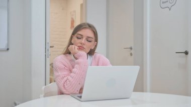 İş Kadını İş yerinde Otururken Uyuyor