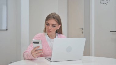 İş Kadını İş İçin Çoklu Sayısal Aygıt Kullanıyor