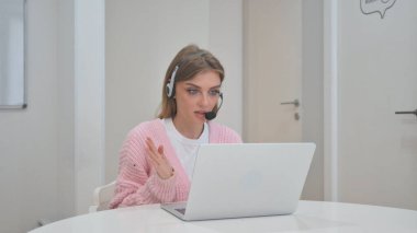 Kulaklıklı Kadın, Çağrı Merkezi 'nde Video Sohbeti Yapıyor