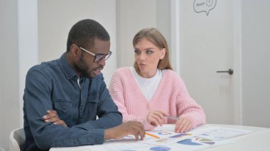 İş Adamları İş Raporu Üzerinde Çalışıyor, Evrak Çalışıyor