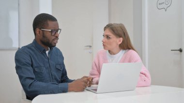 Laptopta Çalışan Kızgın İş Adamları