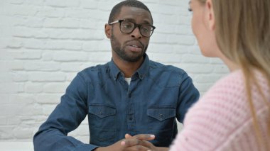 Toplantıda Afrikalı Erkek Konuşan Kadın 'a yakın çekim