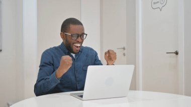 Çevrimiçi Başarı Kutlaması Genç Afrikalı Adam