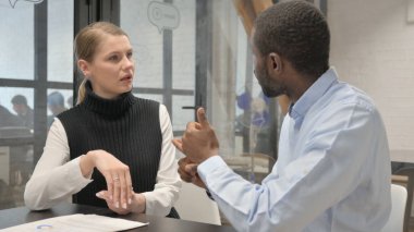 Toplantıda Otururken Mutlu Yaratıcı İnsanlar Konuşuyor