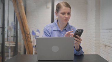 Ofiste Çoklu Sayısal Aygıt Kullanan Genç Kadın