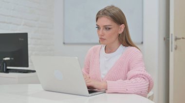 Laptop 'ta Çalışan Yaratıcı Genç Kadın