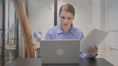 Laptop 'ta Çalışan Kadın Belgeleri