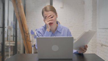 Hüsrana uğramış Genç Kadın Laptop 'ta çalışırken Kötü İş Raporuna Tepki Veriyor