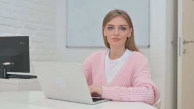 Çalışma Alanındaki Kameraya Bakarken Yaratıcı Kadın Sallanıyor