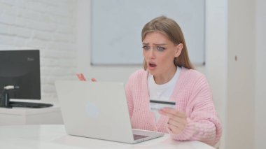 Çevrimiçi Alışveriş fiyaskosundan rahatsız Yaratıcı Genç Kadın
