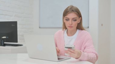 Çalışmak için Çoklu Dijital Aygıt Kullanan Yaratıcı Genç Kadın